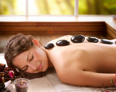 Spa salonu. taş masajı. Relax