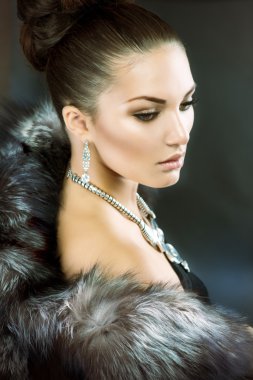 mooie vrouw in luxe bontjas