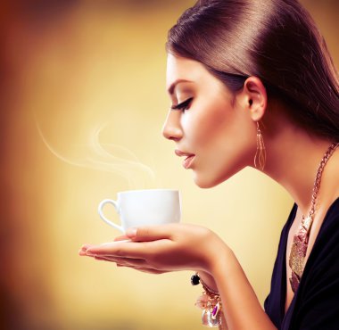 - Kahve. Çay ya da kahve içen güzel kız.