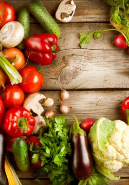 ahşap arka plan üzerinde sağlıklı organik sebze