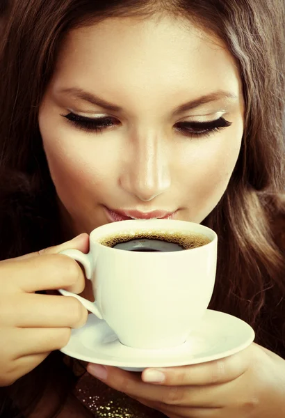 Όμορφη κοπέλα, πίνοντας καφέ ή τσάι — Φωτογραφία Αρχείου