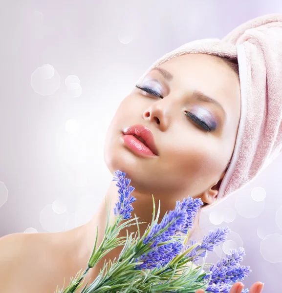 Spa meisje met lavendel. organische cosmetica — Stockfoto