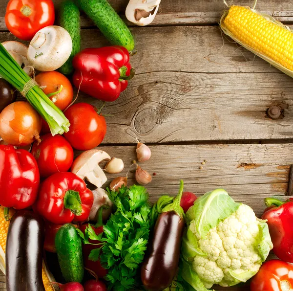 Gesundes Bio-Gemüse auf hölzernem Hintergrund — Stockfoto