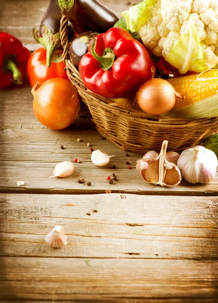 Gezonde biologische groenten op een houten achtergrond — Stockfoto