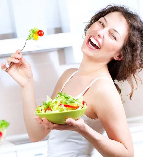 Diet. frisk ung kvinna äta grönsakssallad — Stockfoto