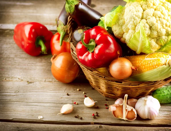 Verduras orgánicas saludables sobre un fondo de madera —  Fotos de Stock