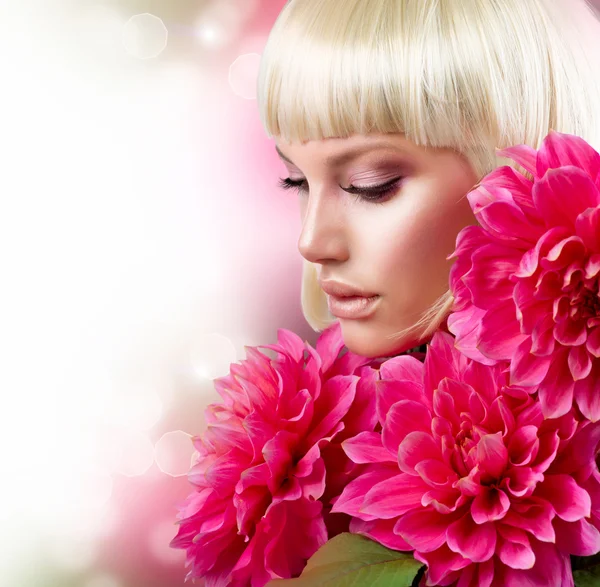 Moda menina loira com grandes flores cor de rosa — Fotografia de Stock