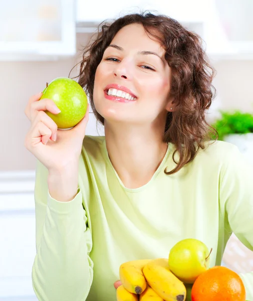 ダイエット。新鮮な果物を食べて幸せな若い女 — ストック写真