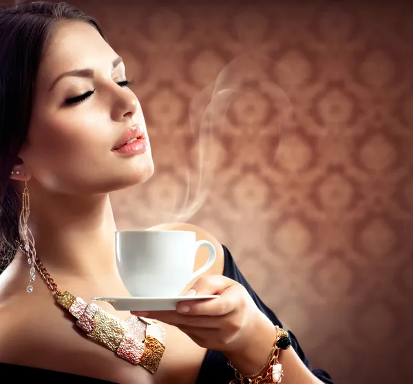 Belle femme avec tasse de café ou de thé — Photo