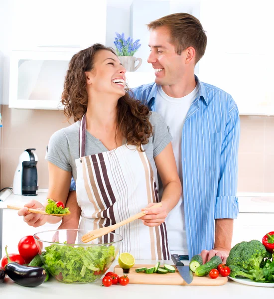 Casal feliz cozinhando juntos. A fazer dieta. Alimentos saudáveis — Fotografia de Stock