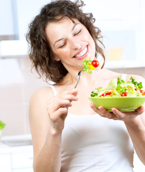 Dieta. Hermosa mujer joven comiendo ensalada de verduras — Foto de Stock