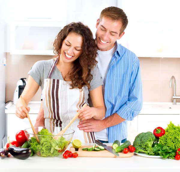 Pareja feliz cocinando juntos. Dieta. Comida saludable —  Fotos de Stock