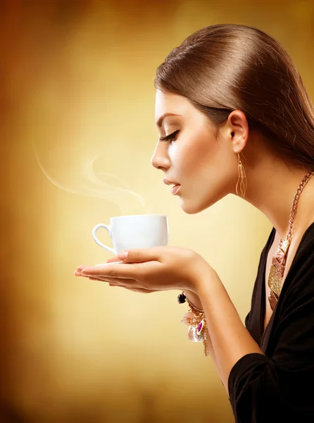 Café. Menina bonita bebendo chá ou café — Fotografia de Stock