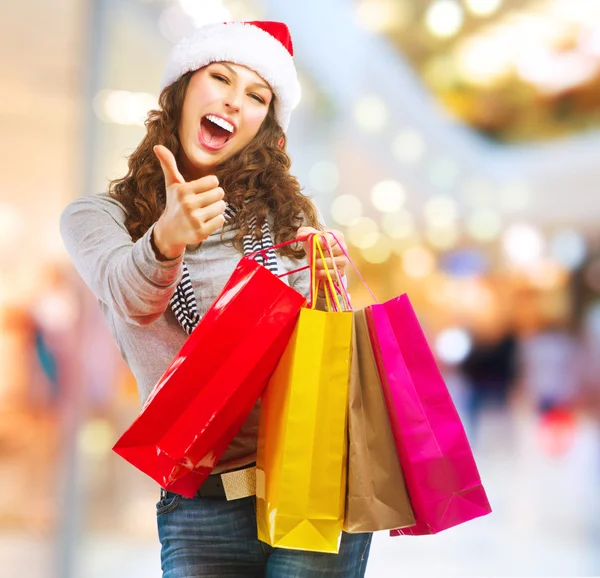 Compras navideñas. Chica con bolsas en el centro comercial — Foto de Stock