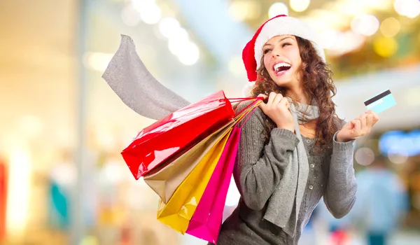 Compras navideñas. Chica con tarjeta de crédito en compras Mall.Sales — Foto de Stock