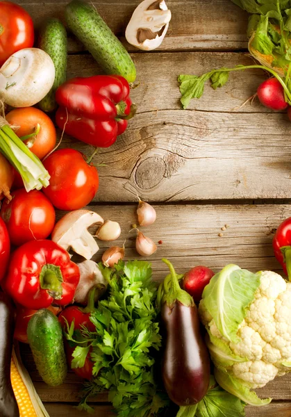 Verduras orgánicas saludables sobre un fondo de madera —  Fotos de Stock