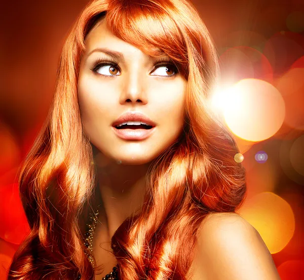 Menina bonita com saudável longo cabelo vermelho — Fotografia de Stock
