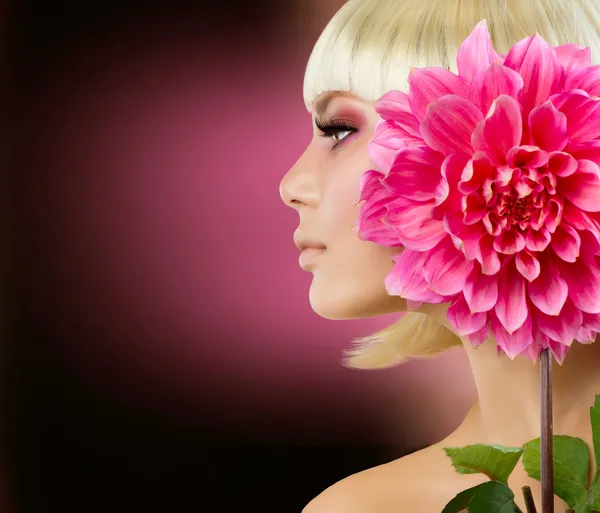Mode blonde vrouw met dahlia bloem — Stockfoto