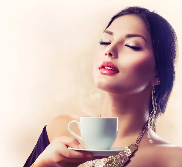 Koffie. Mooi meisje drinken thee of koffie — Stockfoto