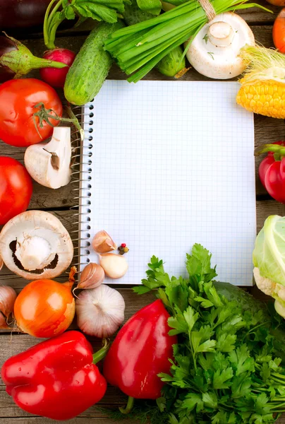 Notebook aberto e fundo de legumes frescos. Dieta — Fotografia de Stock