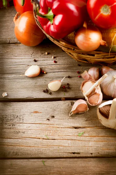 Verduras orgánicas saludables sobre un fondo de madera — Foto de Stock