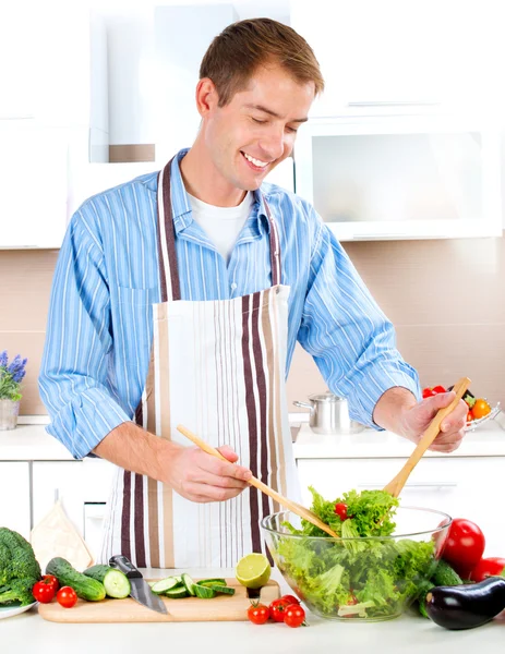 Giovane uomo che cucina. Cibo sano. Insalata di verdure — Foto Stock