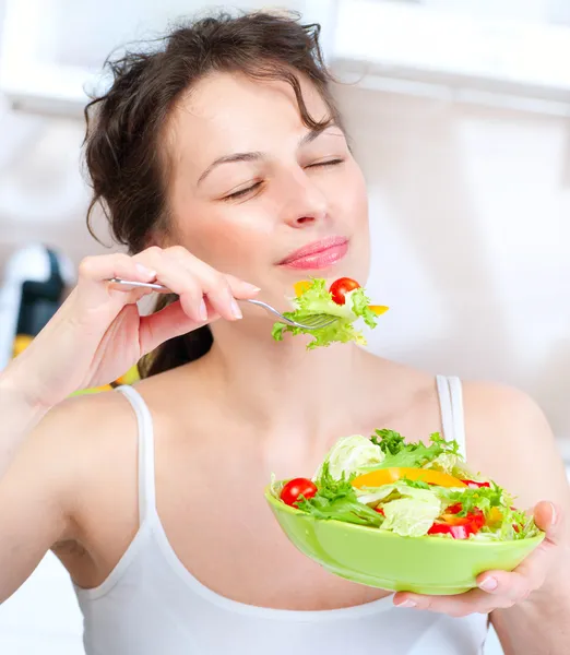 Dieta. Mulher jovem saudável comer salada de legumes — Fotografia de Stock