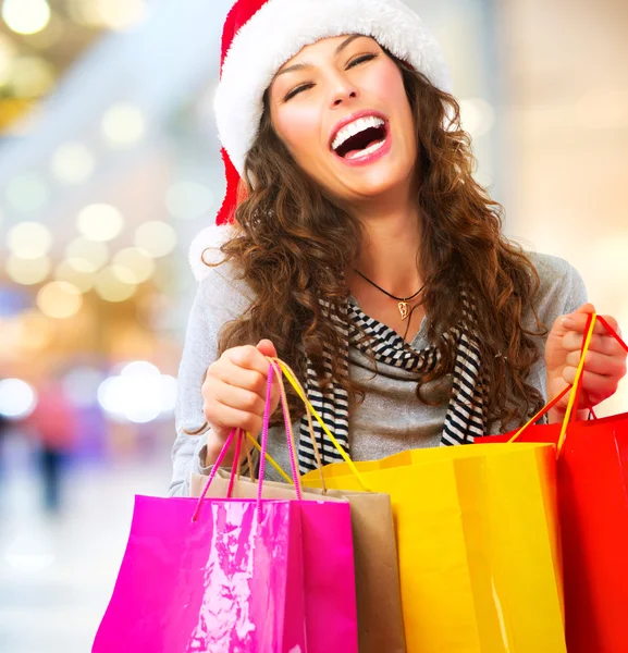 Compras navideñas. Mujer con bolsas en el centro comercial. Ventas —  Fotos de Stock