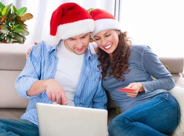 Christmas shopping online. par med kreditkort till e-butik Royaltyfria Stockbilder