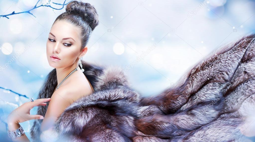 Winter Woman in Luxury Fur Coat