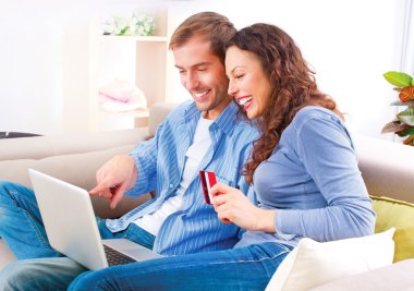 Online alışveriş. internet alışveriş yapmak için kredi kartı ile kaç