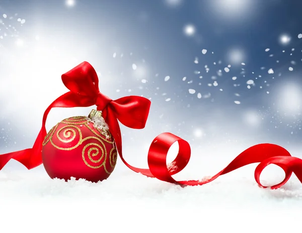 Weihnachten Urlaub Hintergrund mit roter Christbaumkugel und Schnee — Stockfoto