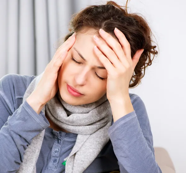 Vrouw met hoofdpijn — Stockfoto