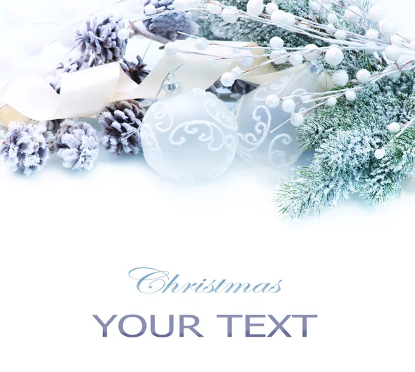 クリスマスデコレーション。白に隔離された休日の装飾 — ストック写真