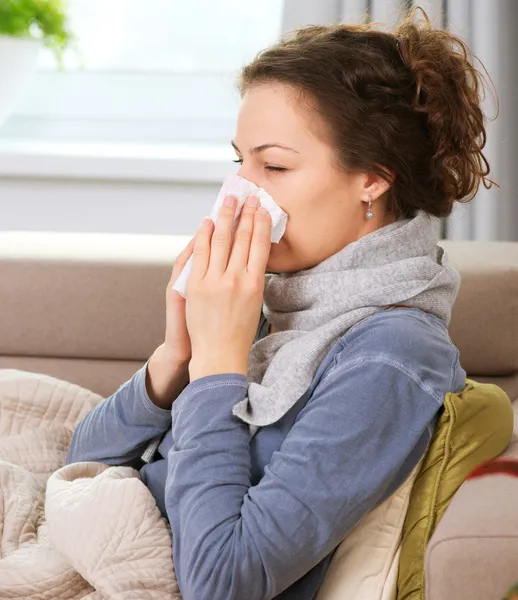 Femme malade. Flu.Woman a attrapé froid. Éternuer dans les tissus — Photo