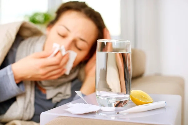 Femme malade. Grippe. Une femme a attrapé froid. Éternuer dans les tissus — Photo