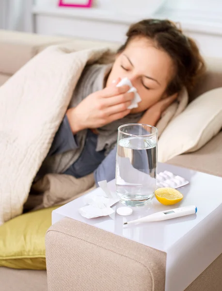 病気の女性。インフルエンザ。女性が風邪をひいた。組織にくしゃみをします。 — ストック写真