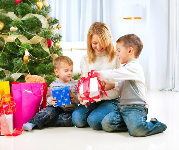 Ευτυχισμένα παιδιά με δώρα Χριστουγέννων — Φωτογραφία Αρχείου