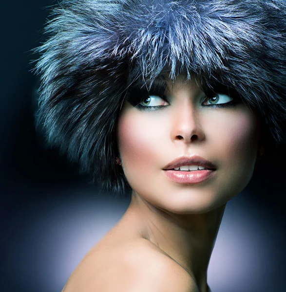 Moda de Inverno. Chapéu de pele. Menina bonita em chapéu peludo — Fotografia de Stock