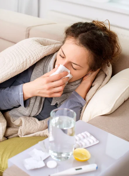 Chora kobieta. grypa. kobieta wpadła na zimno. kichanie do tkanek — Zdjęcie stockowe