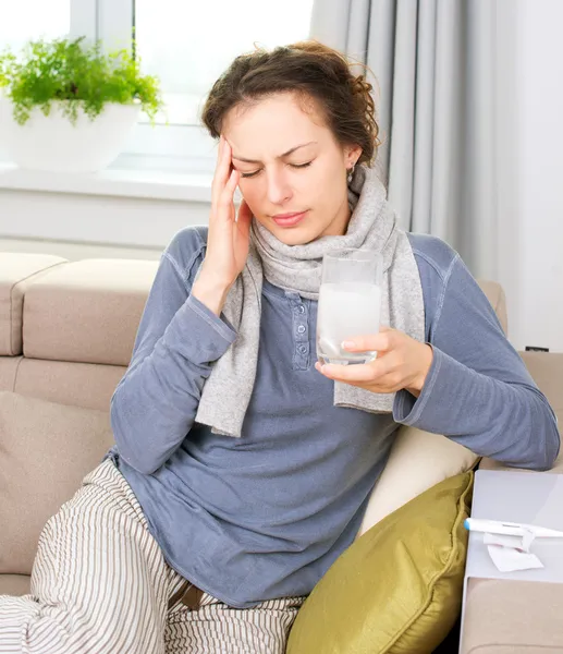 Mujer enferma tomando pastillas de aspirina. Dolor de cabeza — Foto de Stock