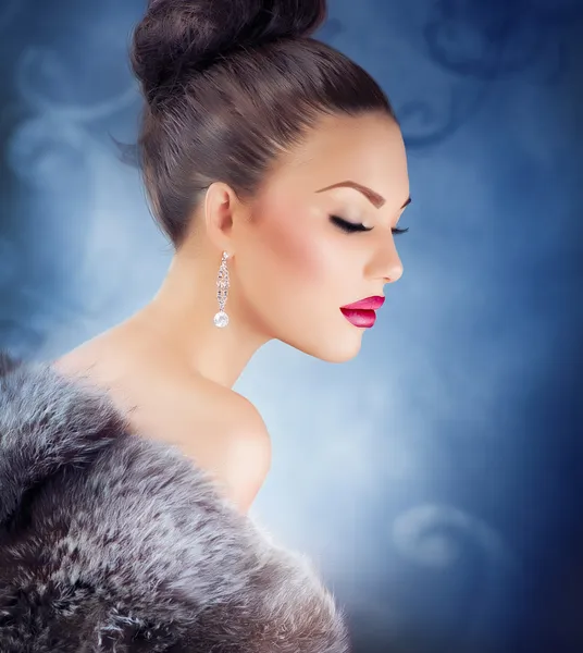 Winter Girl en manteau de fourrure de luxe. Fourrure de mode. Bijoux — Photo