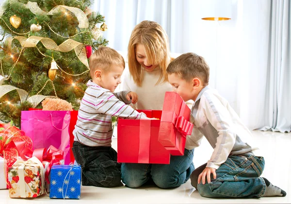 Glada barn med julklappar — Stockfoto