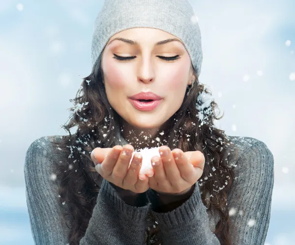 Chica de Navidad. Mujer de invierno soplando nieve — Foto de Stock