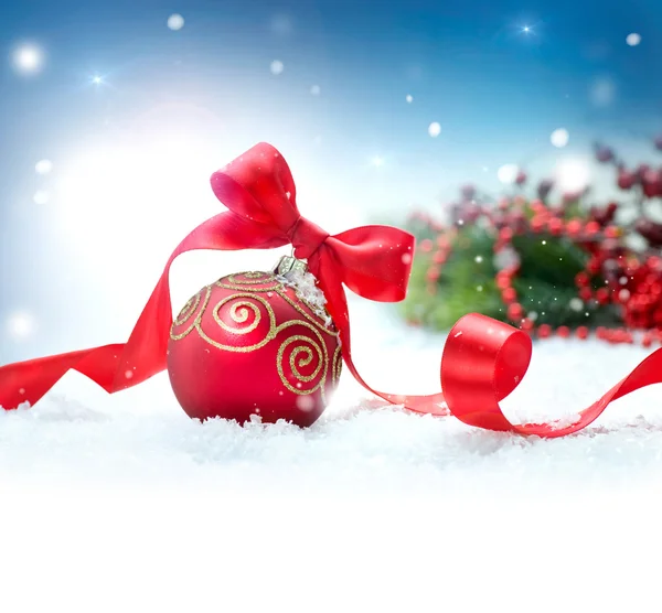 Natale sfondo vacanza con decorazioni e fiocchi di neve — Foto Stock