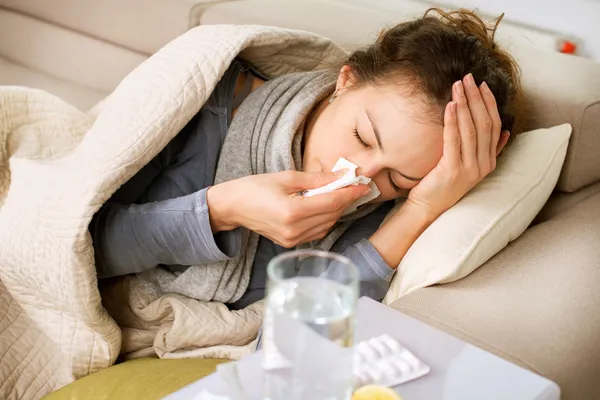 Mulher doente. Gripe. Mulher apanhada de frio. Espirros no tecido Imagem De Stock