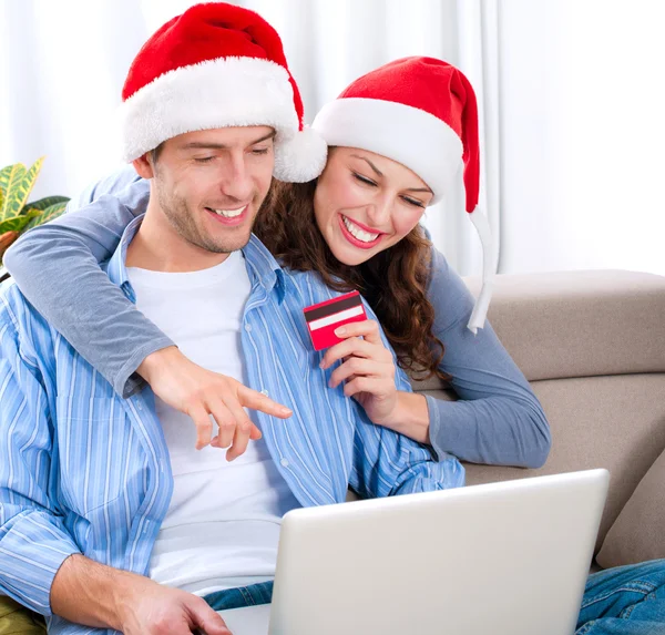 Shopping online di Natale. Coppia utilizzando carta di credito per E-Shop Foto Stock