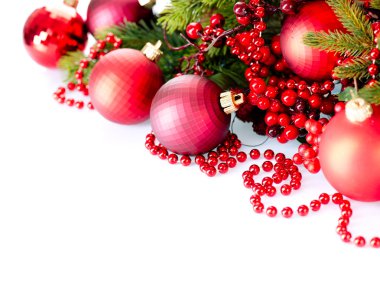 Noel ve yeni yıl baubles ve süslemeleri üzerinde beyaz izole