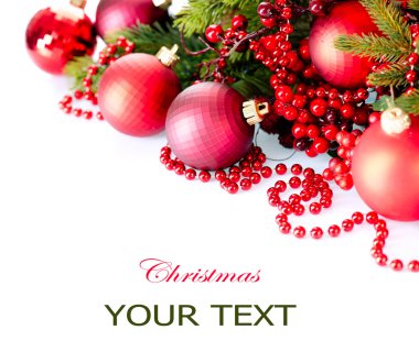 Noel ve yeni yıl baubles ve süslemeleri üzerinde beyaz izole