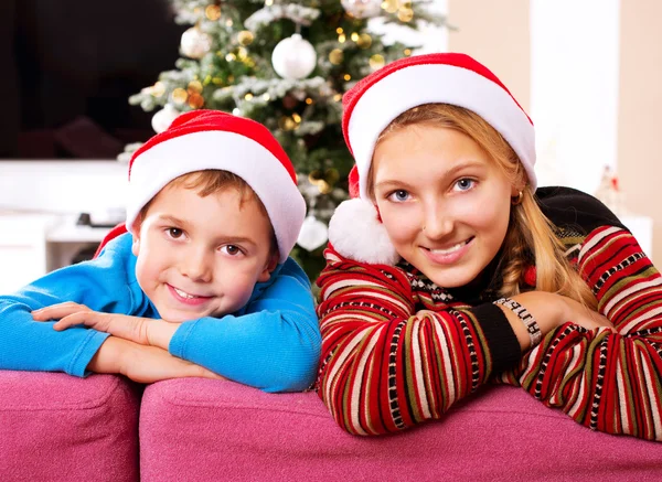 圣诞节的孩子。快乐的孩子穿上圣诞老人的帽子 — 图库照片